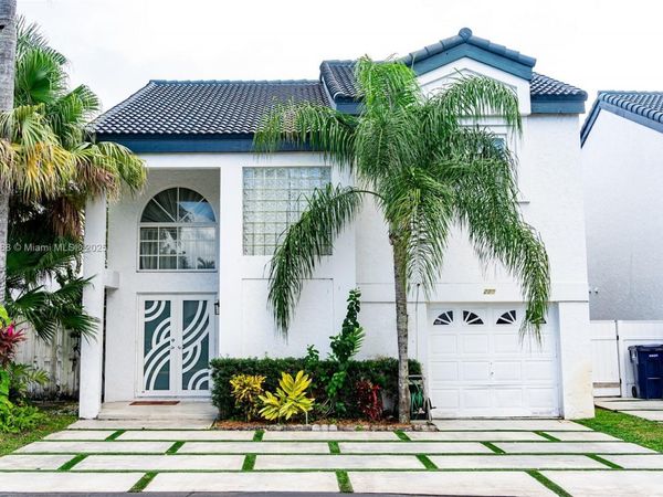 220 NE 211th St, Miami, FL 33179
