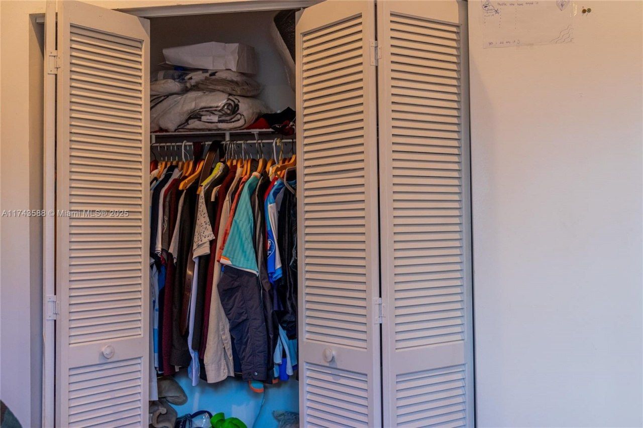 220 NE 211th St, Miami, FL 33179 Photo