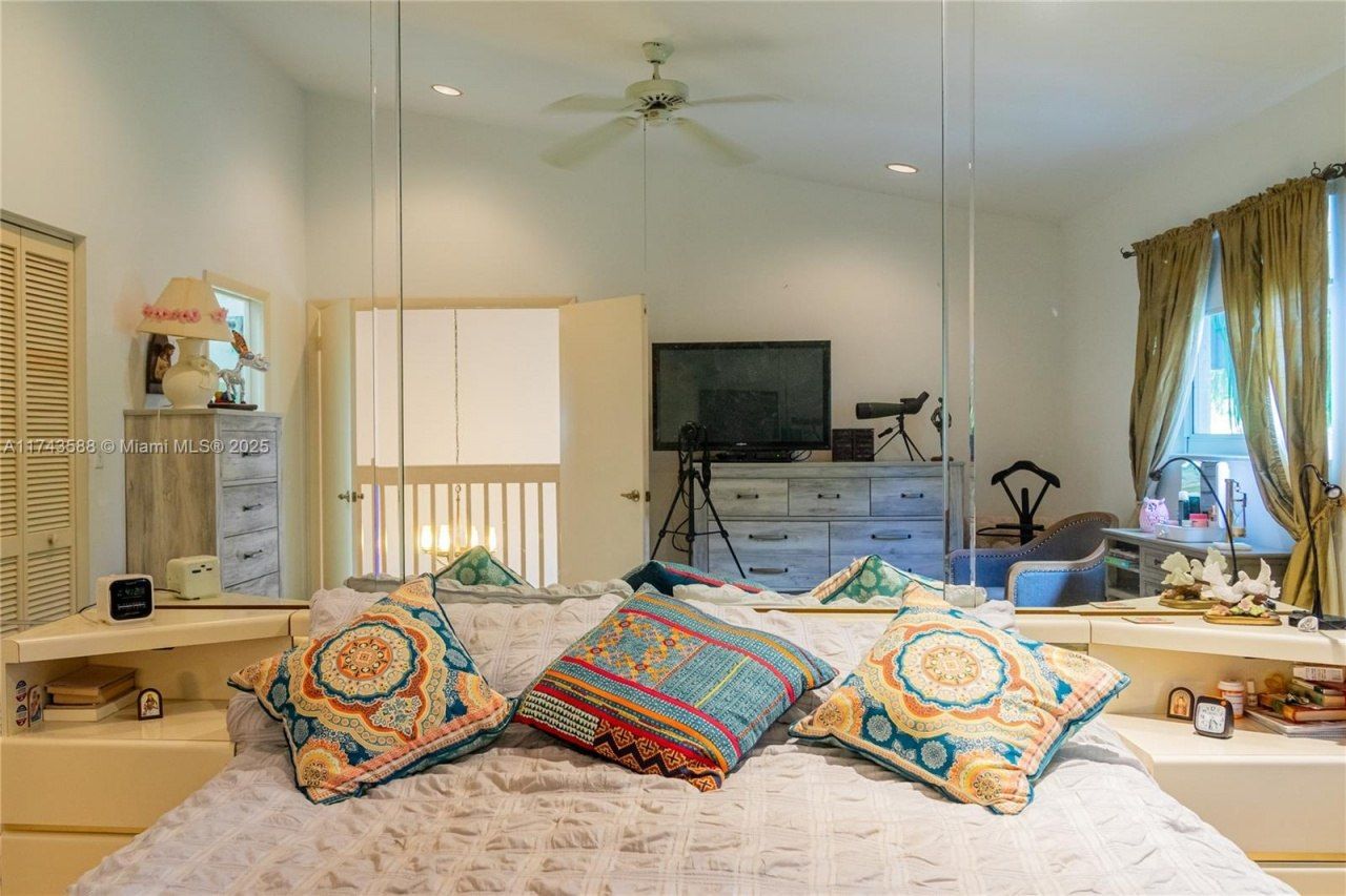 220 NE 211th St, Miami, FL 33179 Photo