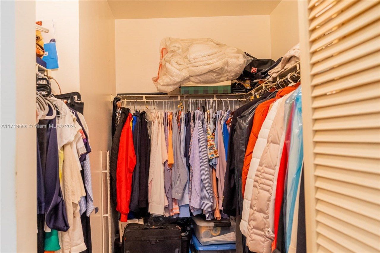 220 NE 211th St, Miami, FL 33179 Photo