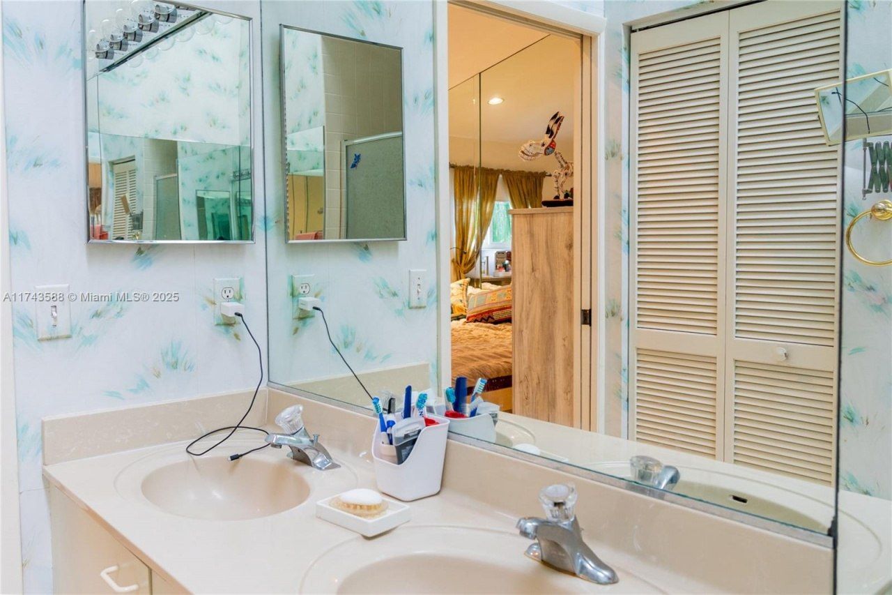 220 NE 211th St, Miami, FL 33179 Photo