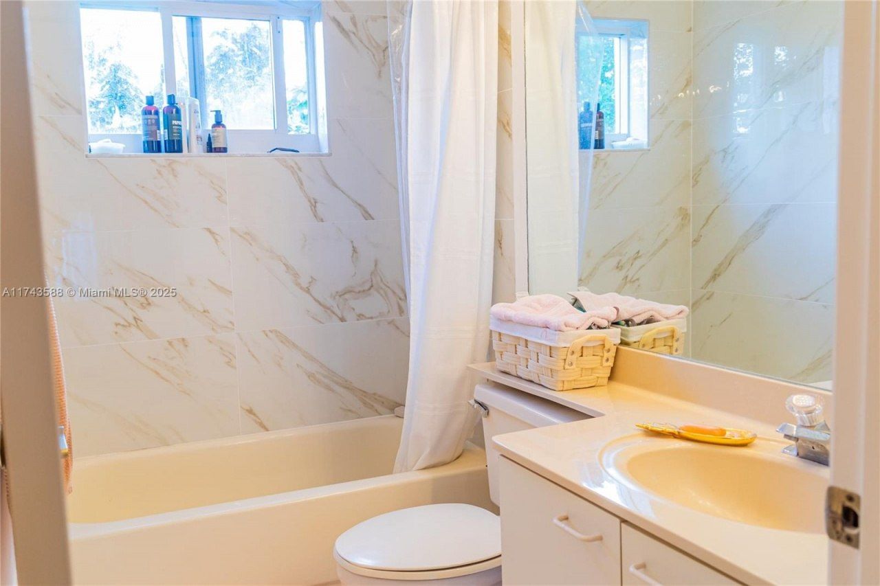 220 NE 211th St, Miami, FL 33179 Photo