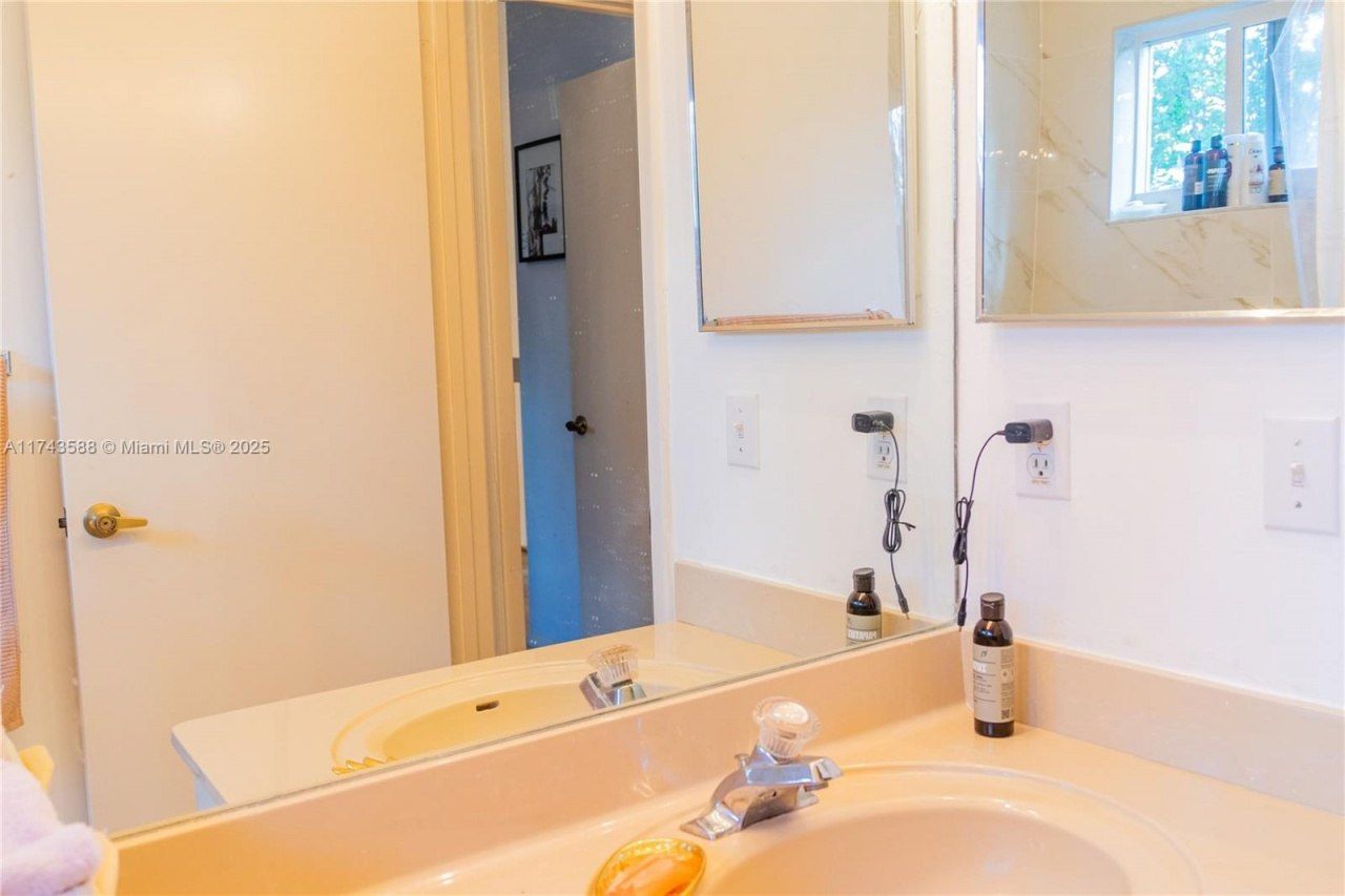 220 NE 211th St, Miami, FL 33179 Photo