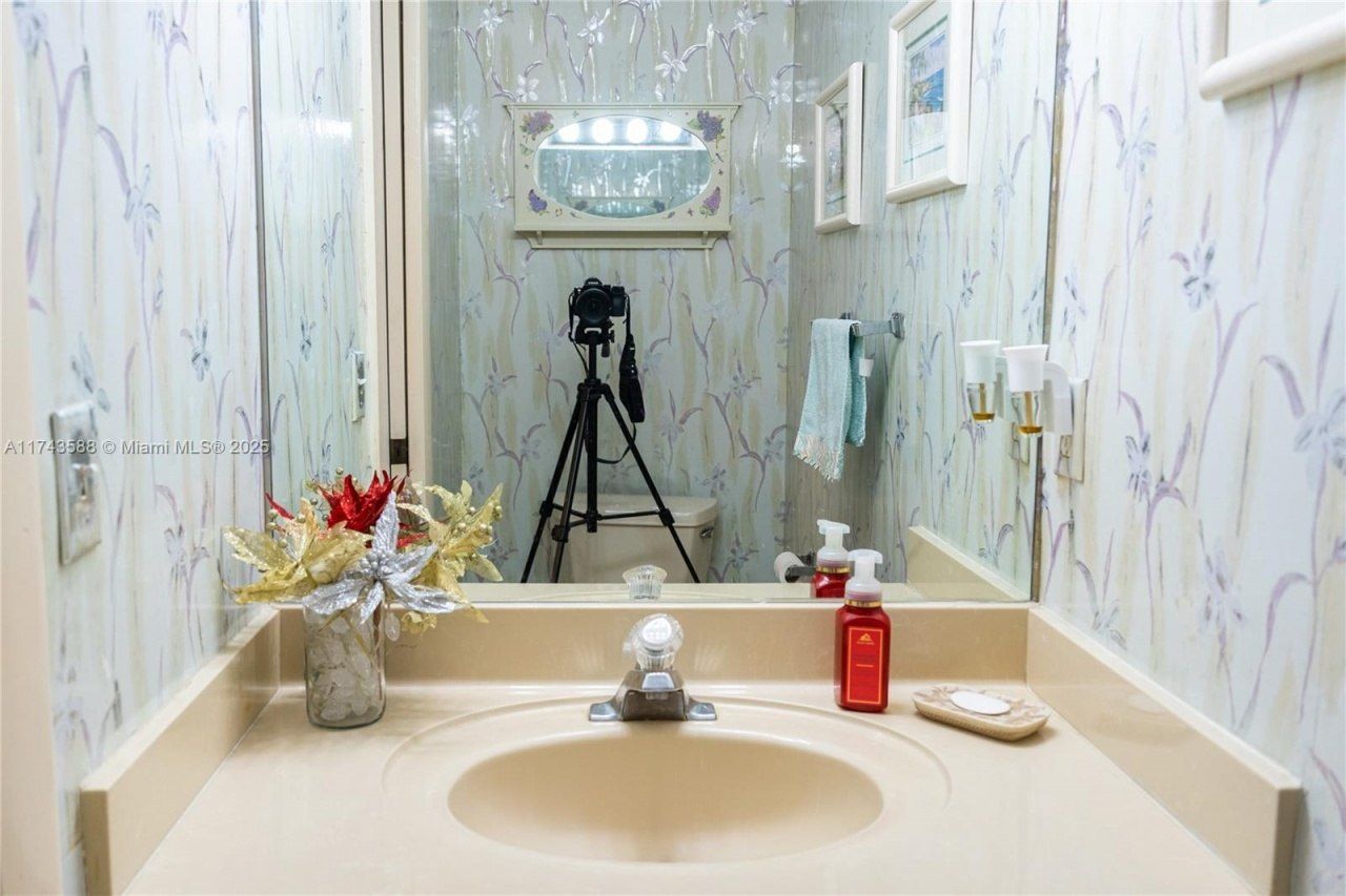 220 NE 211th St, Miami, FL 33179 Photo