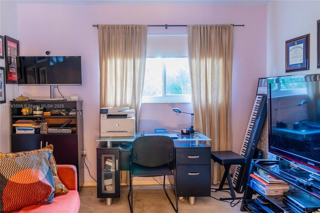 220 NE 211th St, Miami, FL 33179 Photo