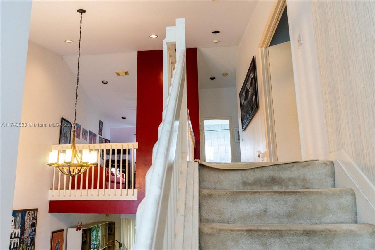 220 NE 211th St, Miami, FL 33179 Photo