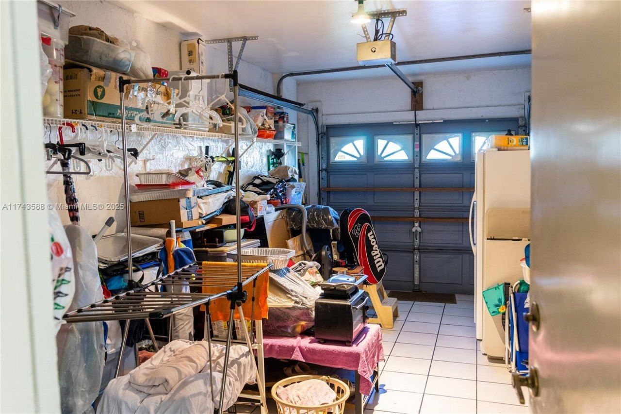 220 NE 211th St, Miami, FL 33179 Photo