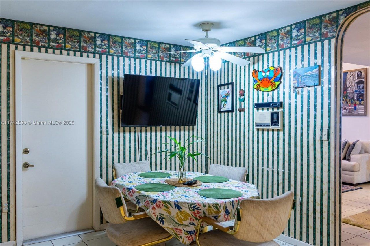 220 NE 211th St, Miami, FL 33179 Photo