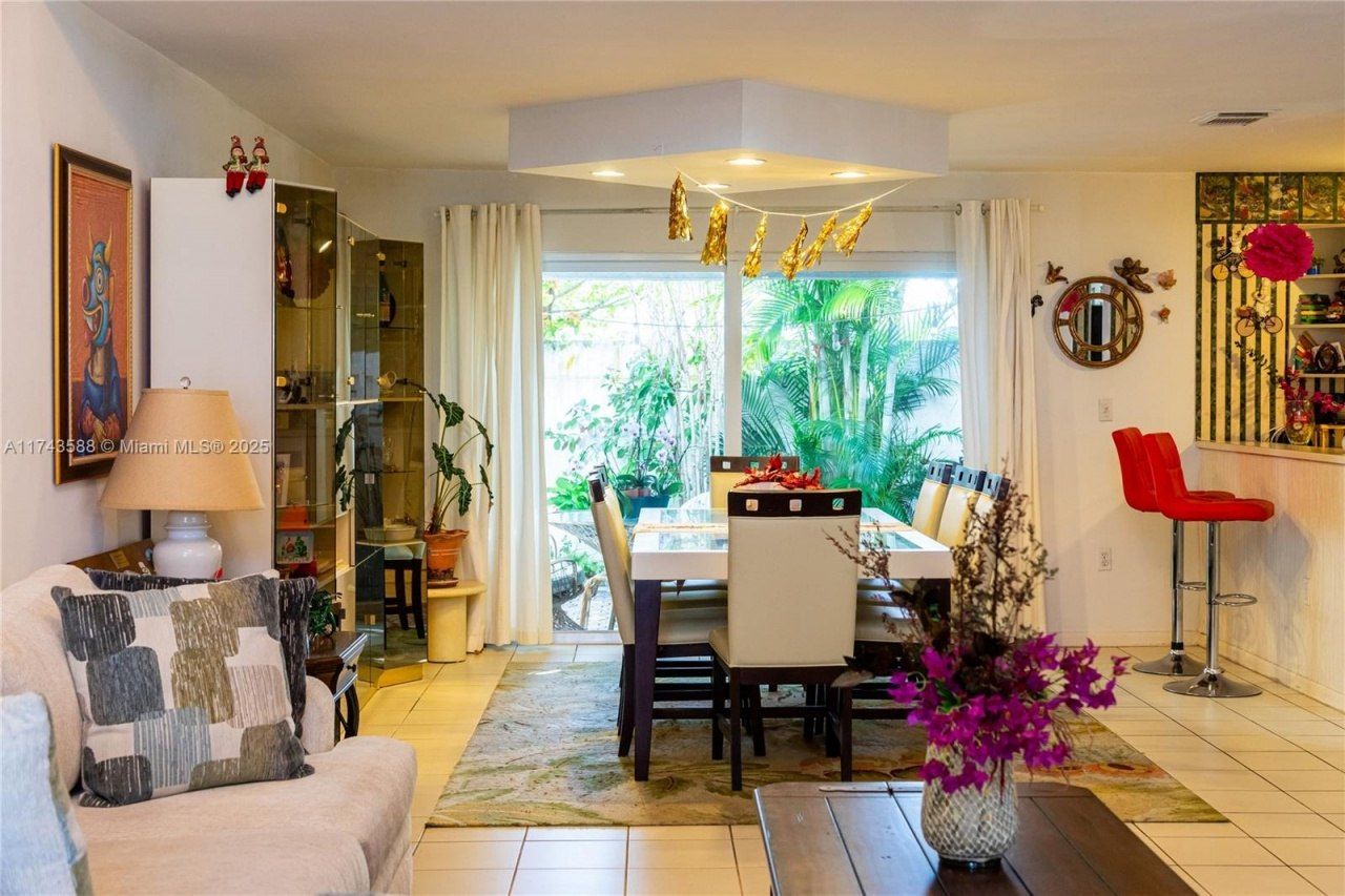 220 NE 211th St, Miami, FL 33179 Photo