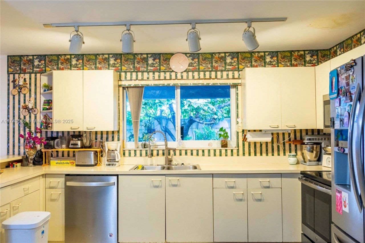 220 NE 211th St, Miami, FL 33179 Photo