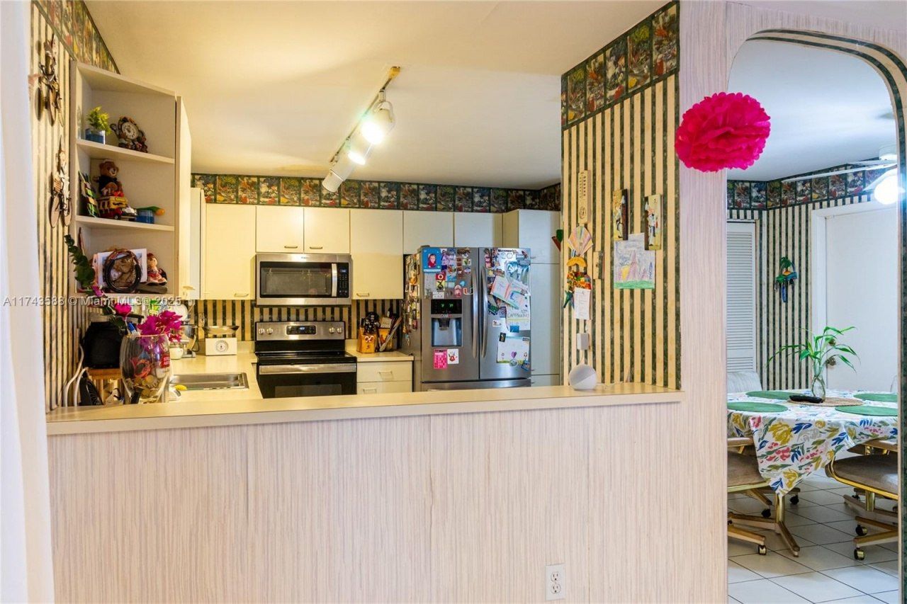 220 NE 211th St, Miami, FL 33179 Photo