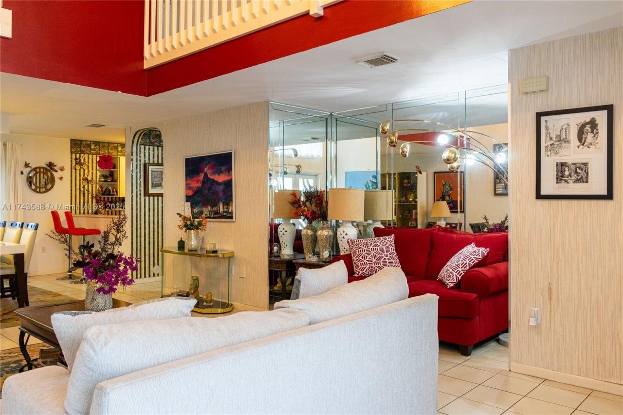 220 NE 211th St, Miami, FL 33179 Photo