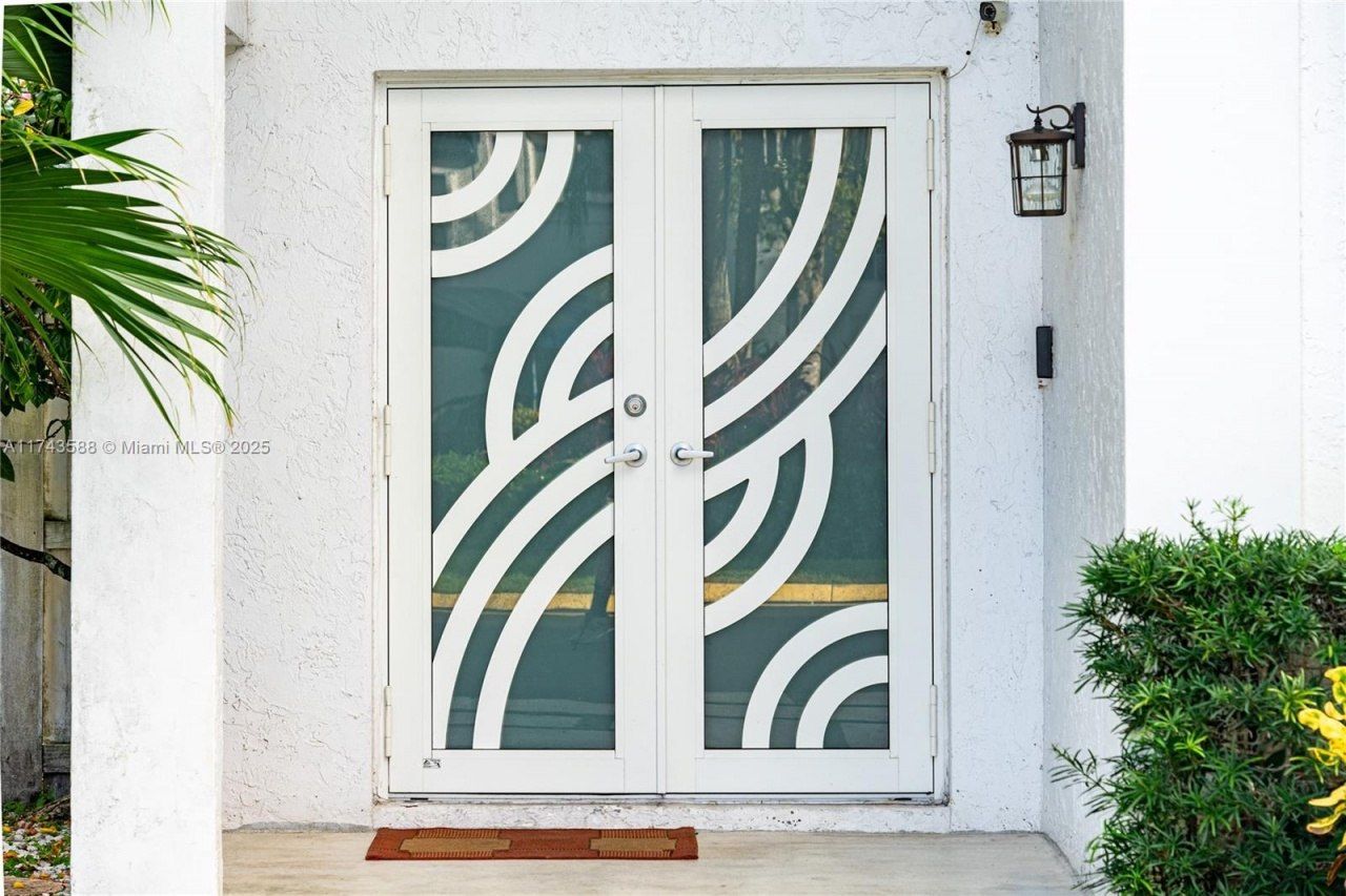 220 NE 211th St, Miami, FL 33179 Photo