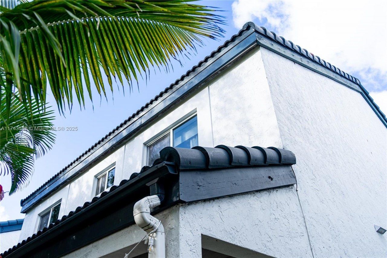 220 NE 211th St, Miami, FL 33179 Photo