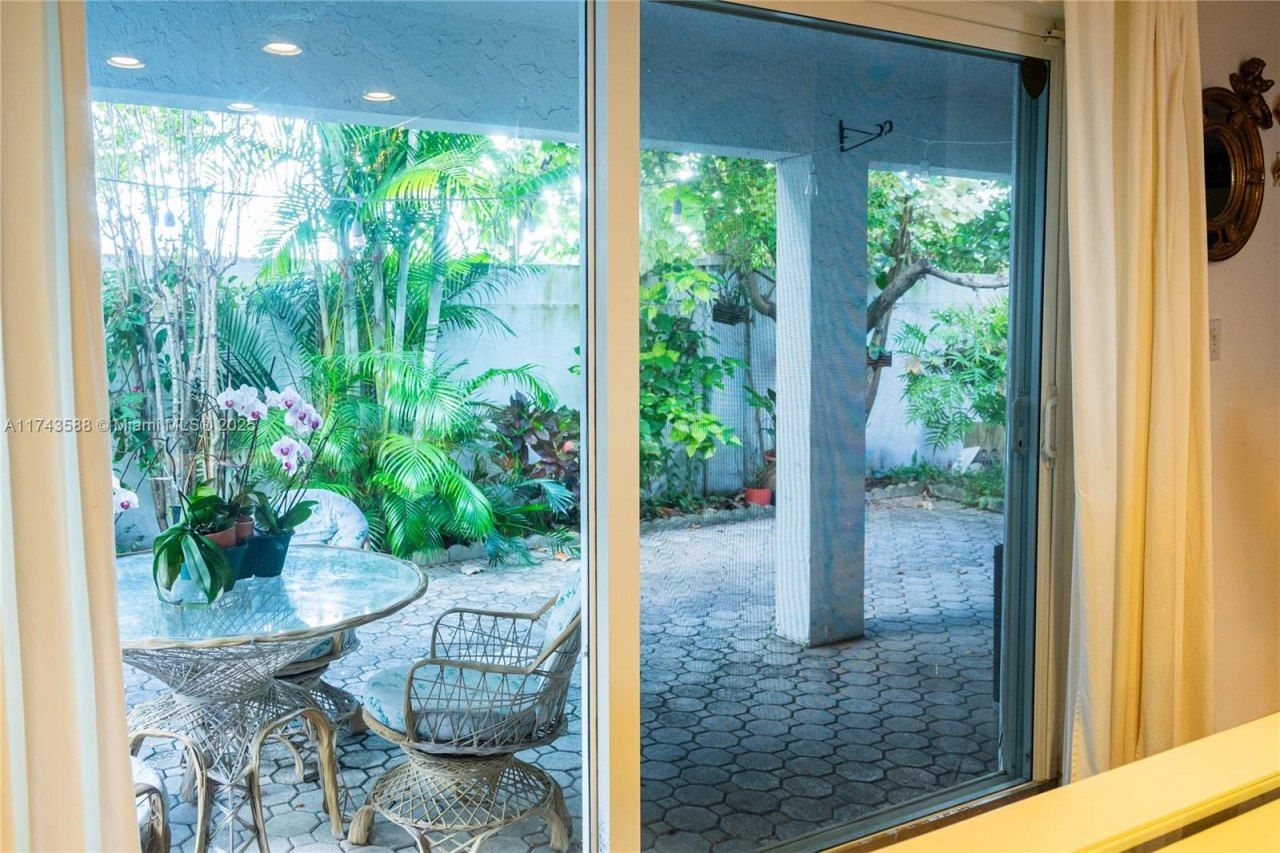 220 NE 211th St, Miami, FL 33179 Photo