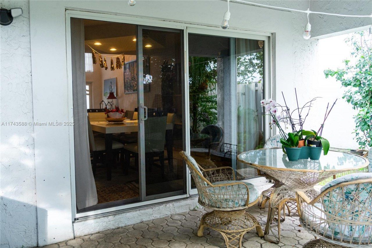 220 NE 211th St, Miami, FL 33179 Photo