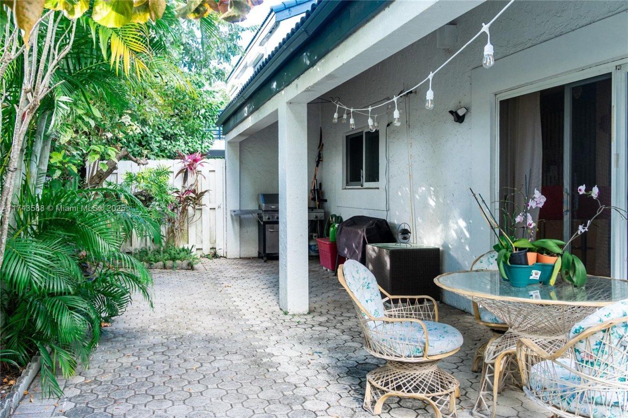 220 NE 211th St, Miami, FL 33179 Photo