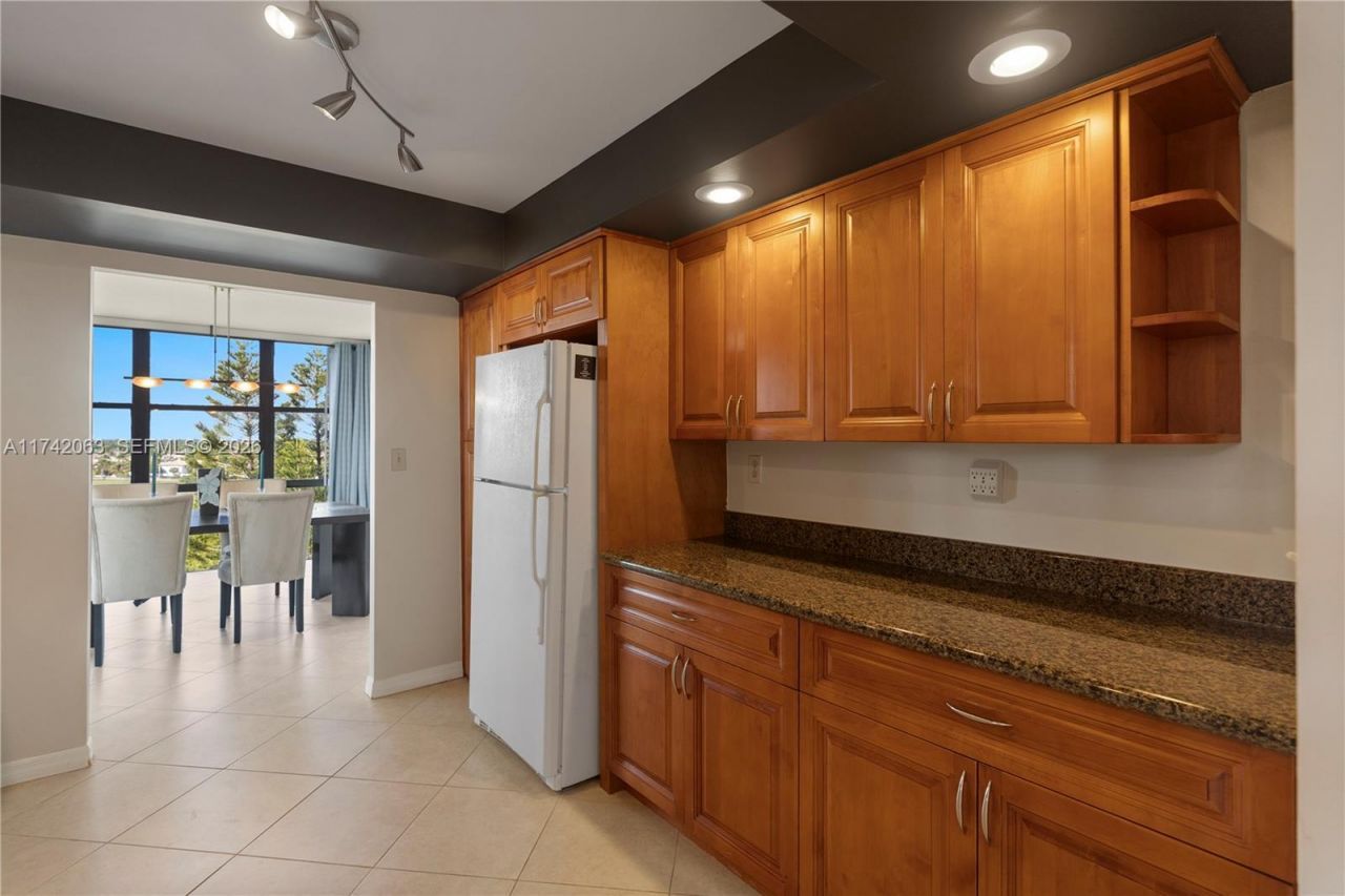 800 Parkview Dr, Unit 909, Hallandale Beach, FL 33009 Photo