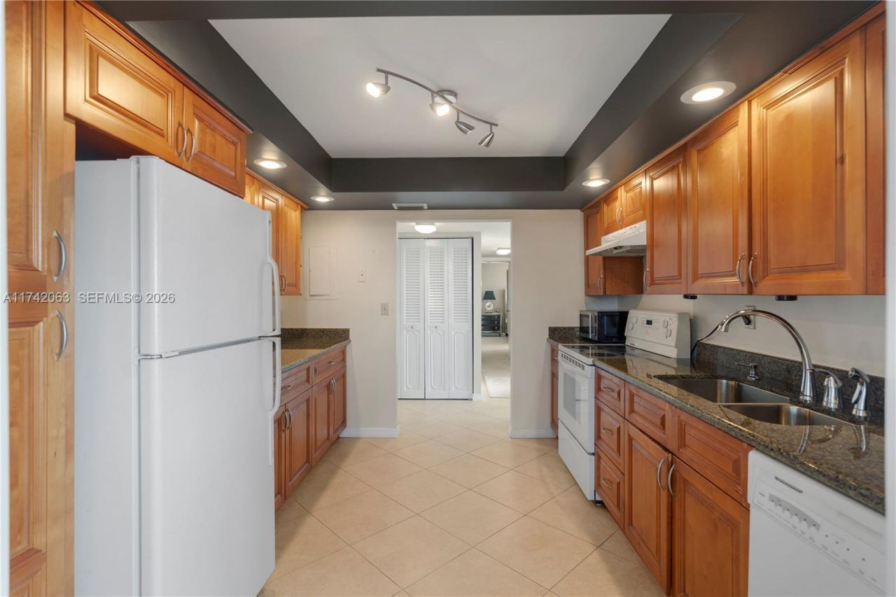 800 Parkview Dr, Unit 909, Hallandale Beach, FL 33009 Photo