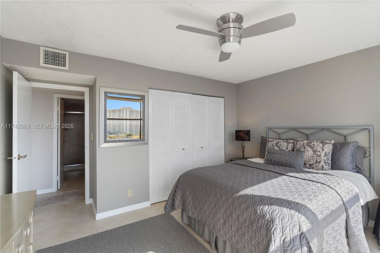 800 Parkview Dr, Unit 909, Hallandale Beach, FL 33009 Photo