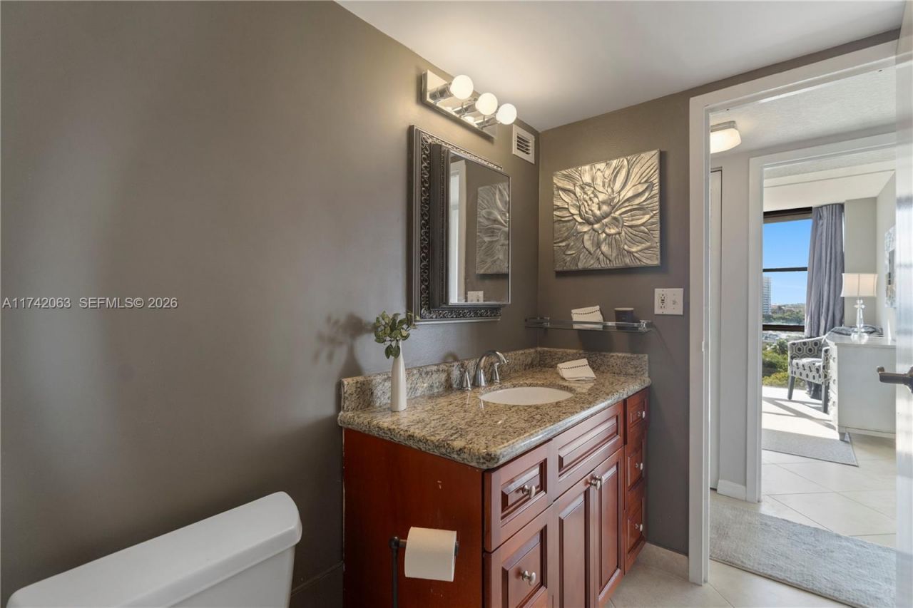 800 Parkview Dr, Unit 909, Hallandale Beach, FL 33009 Photo