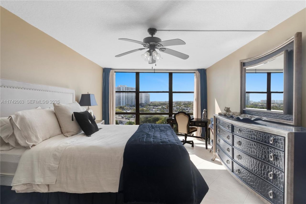 800 Parkview Dr, Unit 909, Hallandale Beach, FL 33009 Photo