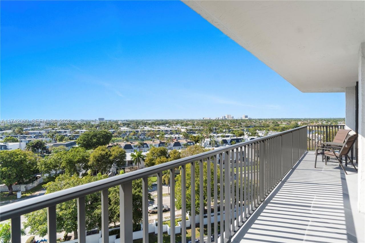 800 Parkview Dr, Unit 909, Hallandale Beach, FL 33009 Photo