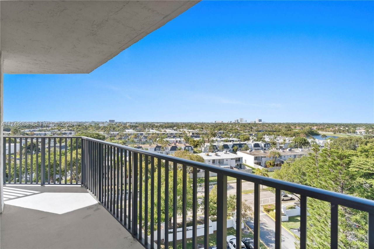 800 Parkview Dr, Unit 909, Hallandale Beach, FL 33009 Photo
