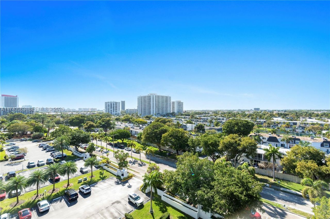 800 Parkview Dr, Unit 909, Hallandale Beach, FL 33009 Photo