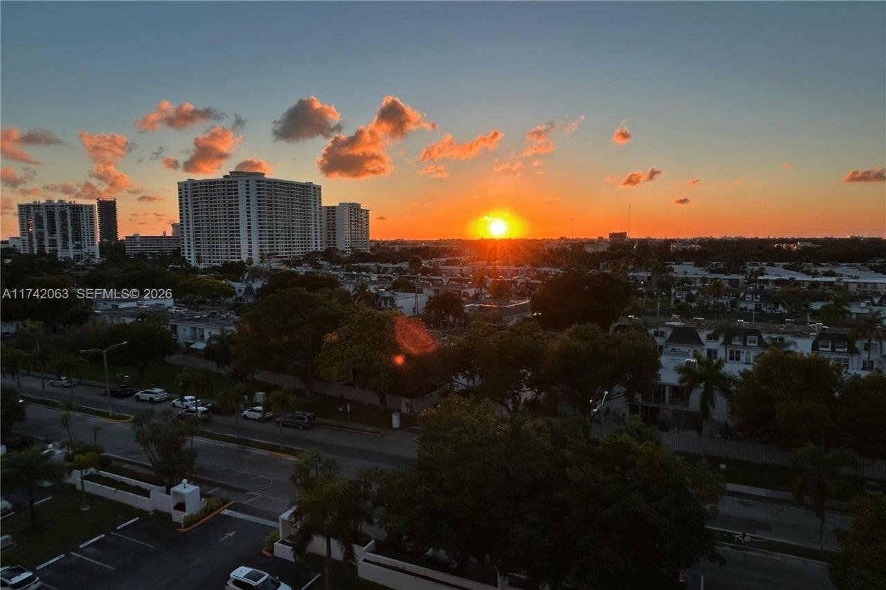 800 Parkview Dr, Unit 909, Hallandale Beach, FL 33009 Photo