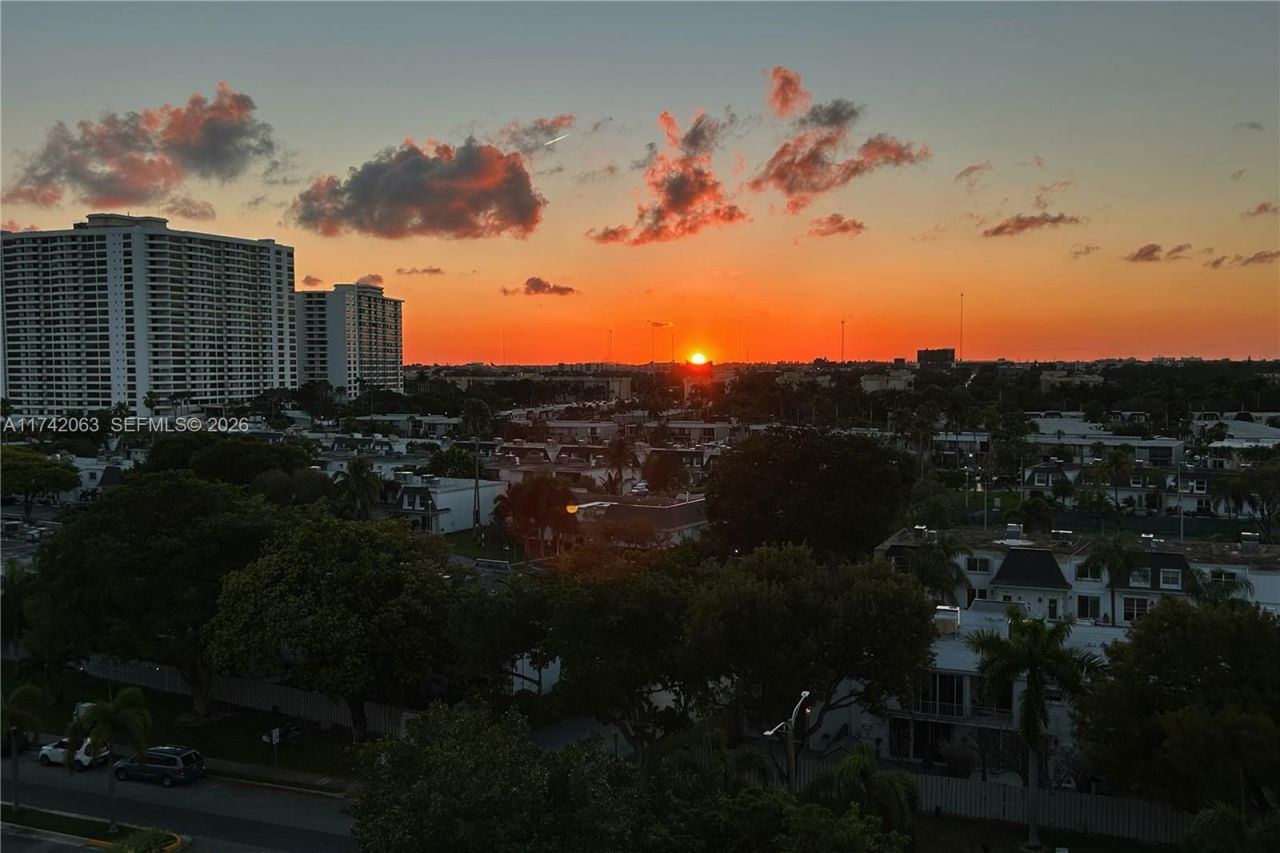 800 Parkview Dr, Unit 909, Hallandale Beach, FL 33009 Photo