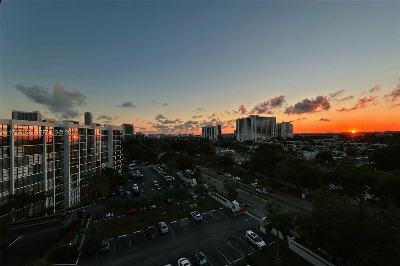 800 Parkview Dr, Unit 909, Hallandale Beach, FL 33009 Photo