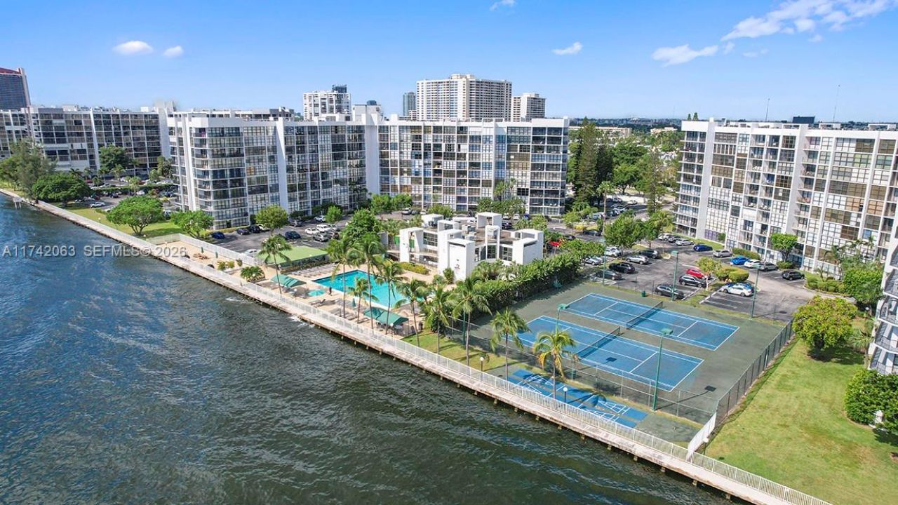 800 Parkview Dr, Unit 909, Hallandale Beach, FL 33009 Photo