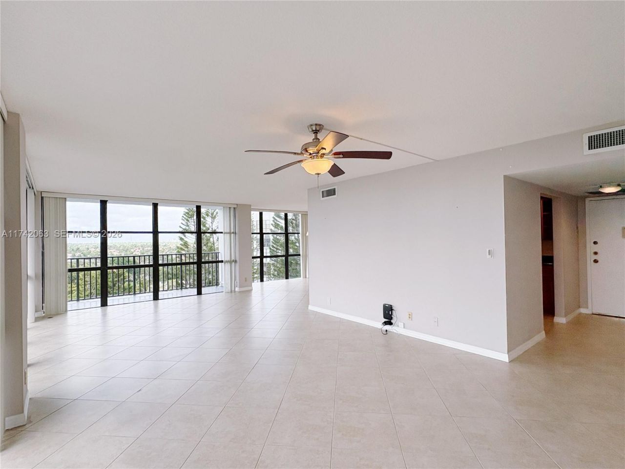 800 Parkview Dr, Unit 909, Hallandale Beach, FL 33009 Photo