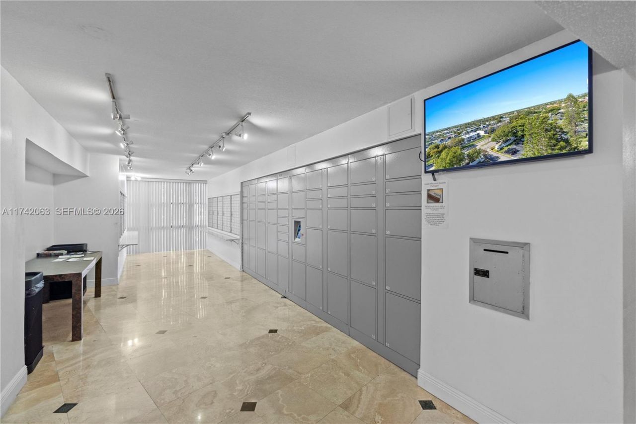 800 Parkview Dr, Unit 909, Hallandale Beach, FL 33009 Photo