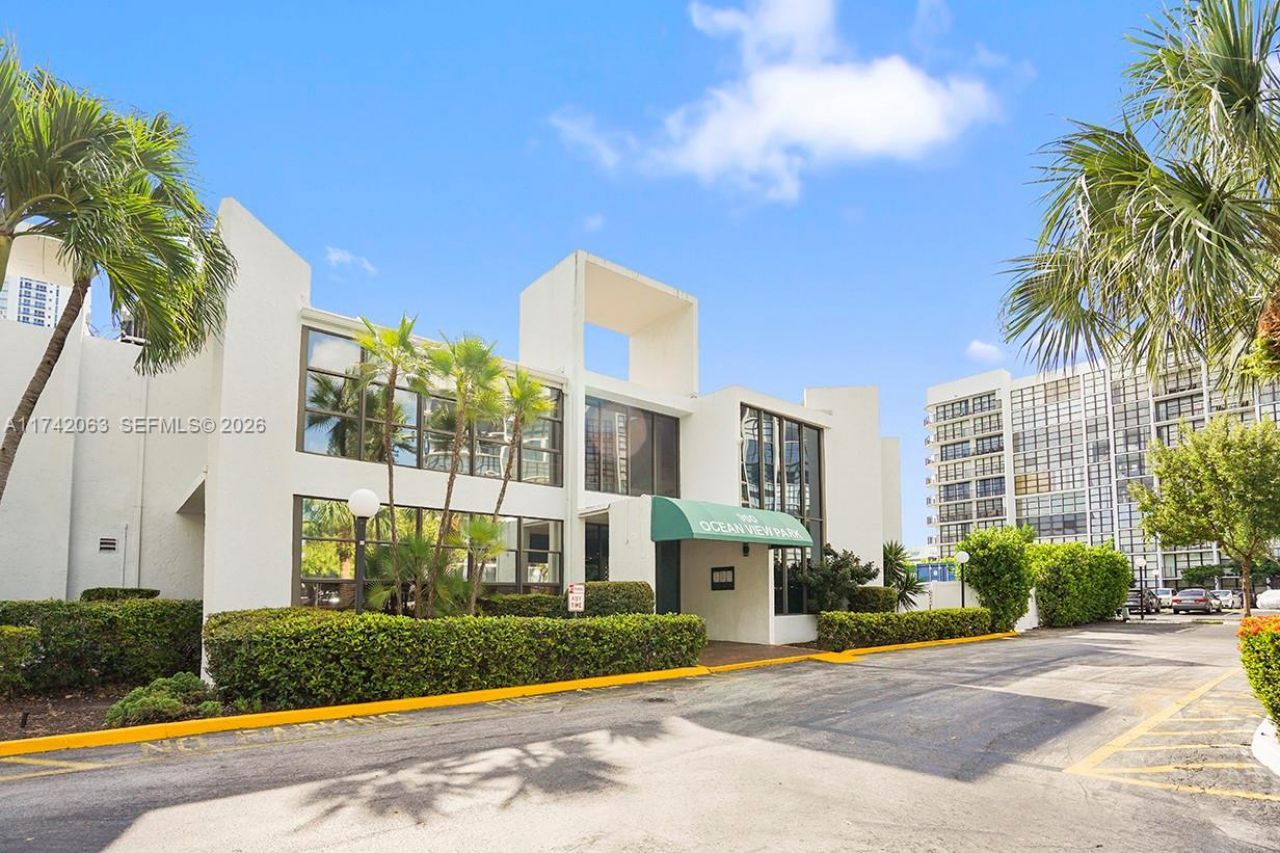 800 Parkview Dr, Unit 909, Hallandale Beach, FL 33009 Photo