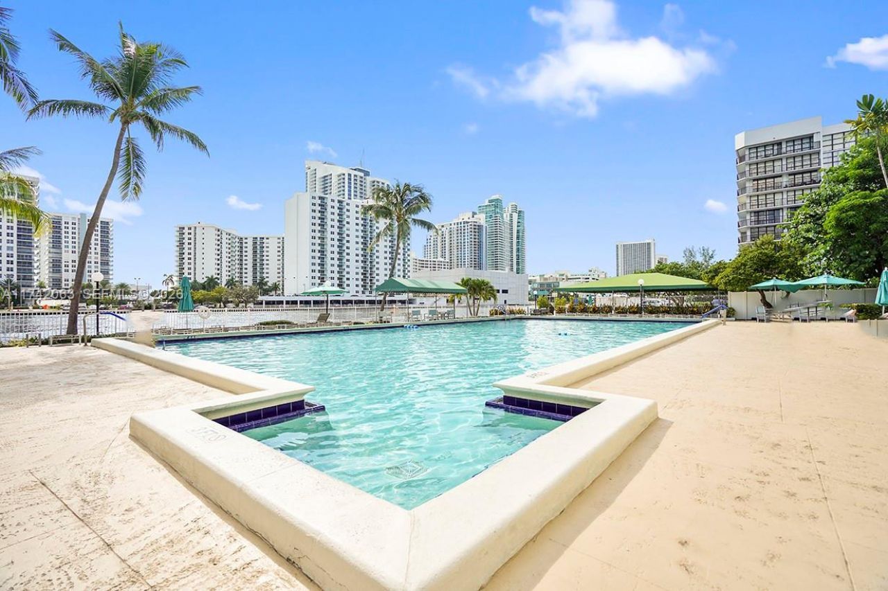 800 Parkview Dr, Unit 909, Hallandale Beach, FL 33009 Photo