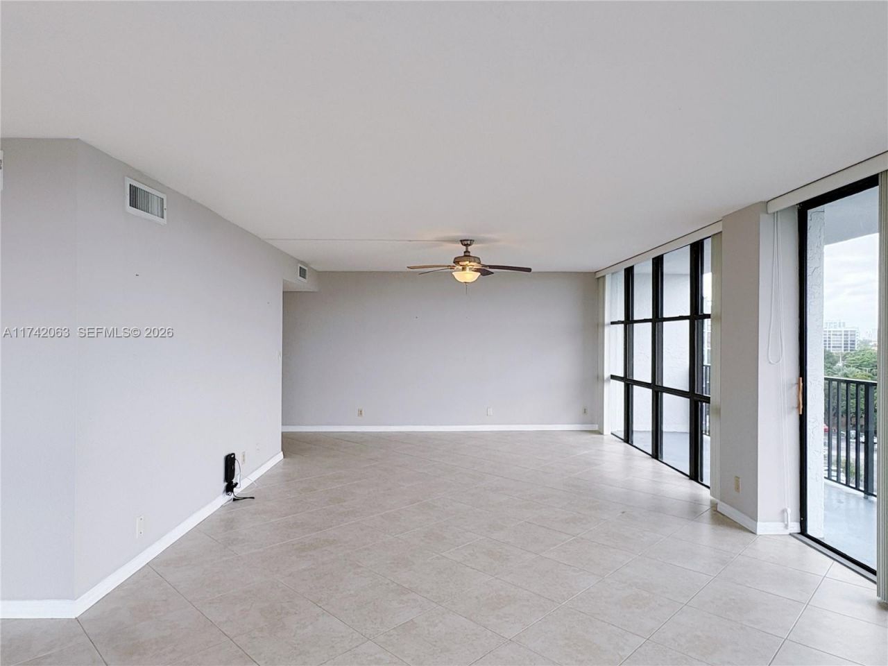 800 Parkview Dr, Unit 909, Hallandale Beach, FL 33009 Photo