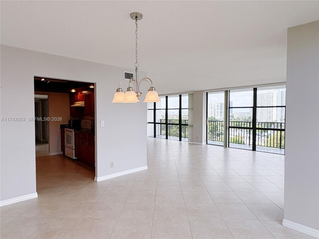 800 Parkview Dr, Unit 909, Hallandale Beach, FL 33009 Photo