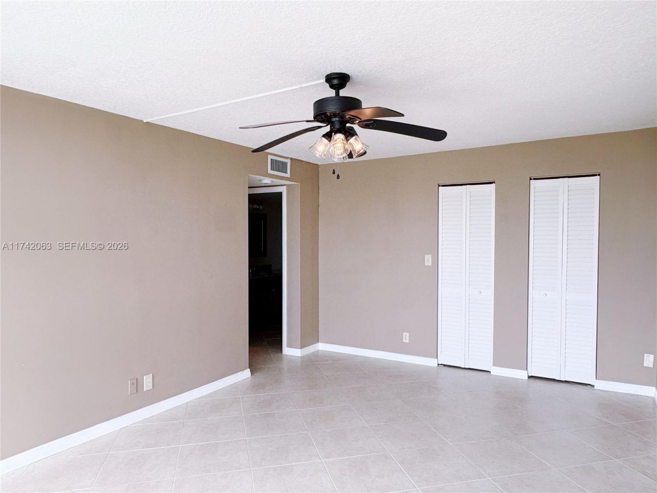 800 Parkview Dr, Unit 909, Hallandale Beach, FL 33009 Photo