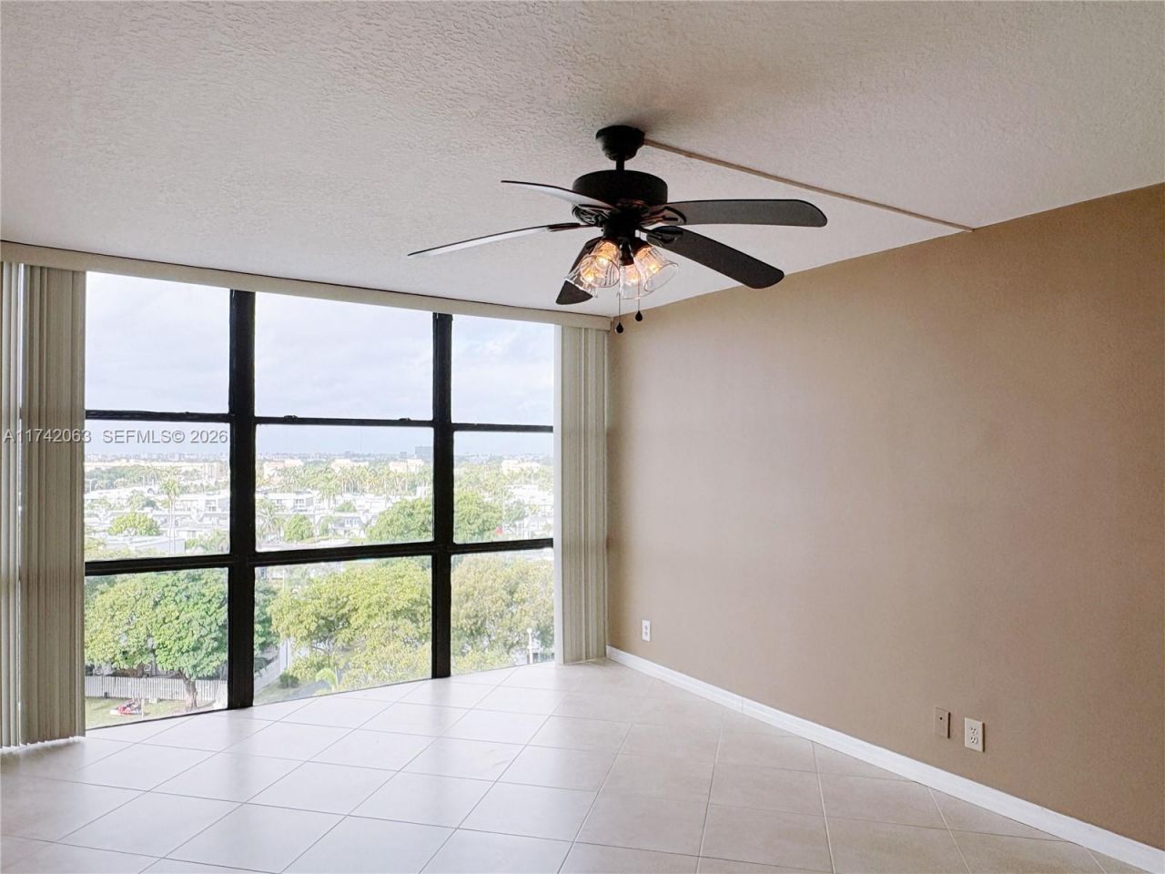 800 Parkview Dr, Unit 909, Hallandale Beach, FL 33009 Photo