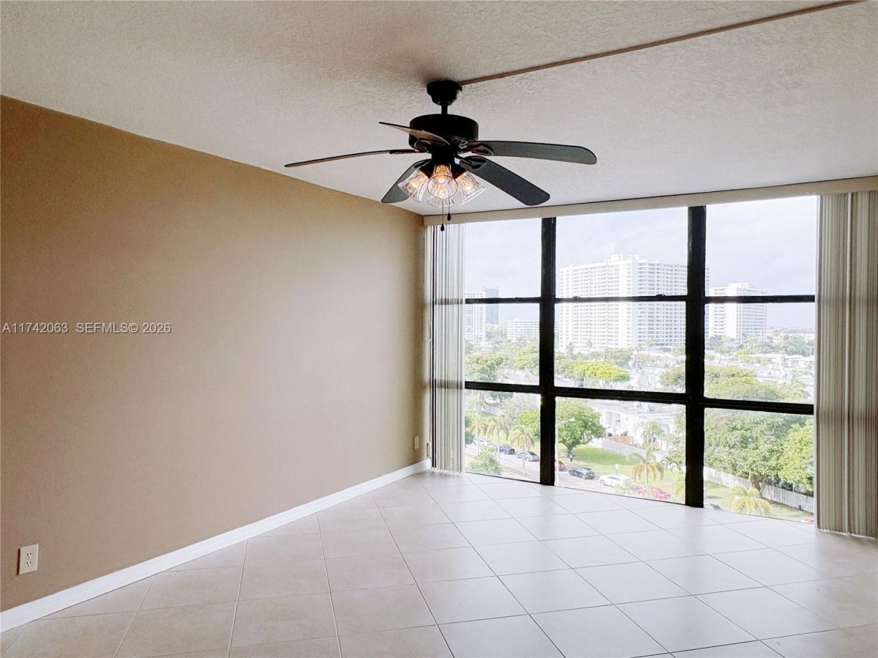 800 Parkview Dr, Unit 909, Hallandale Beach, FL 33009 Photo