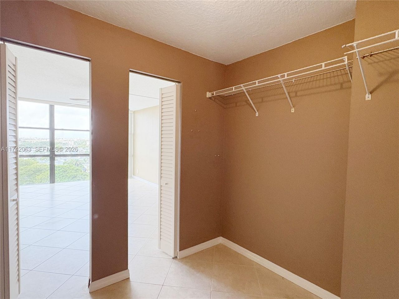 800 Parkview Dr, Unit 909, Hallandale Beach, FL 33009 Photo