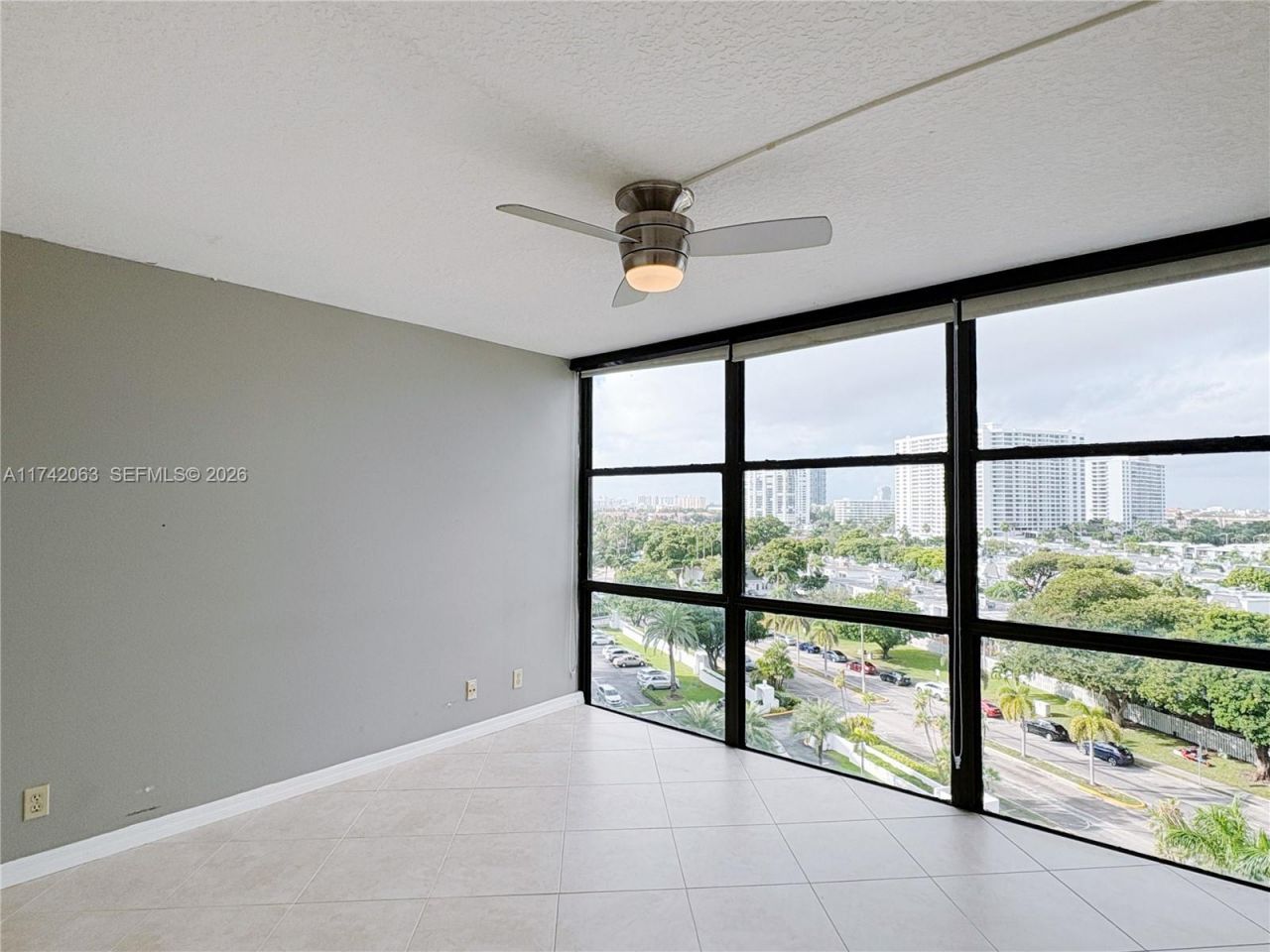 800 Parkview Dr, Unit 909, Hallandale Beach, FL 33009 Photo