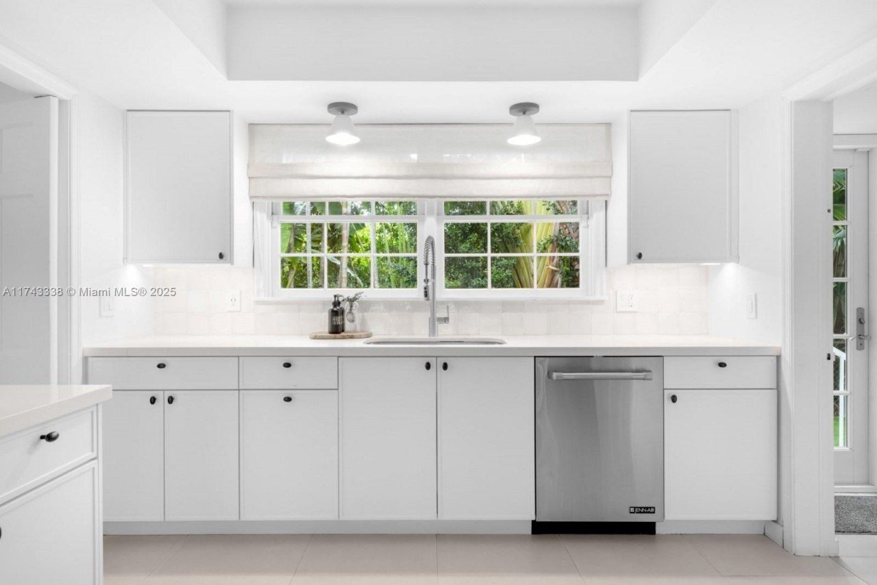 6655 Pinetree Ln, Miami Beach, FL 33141 Photo