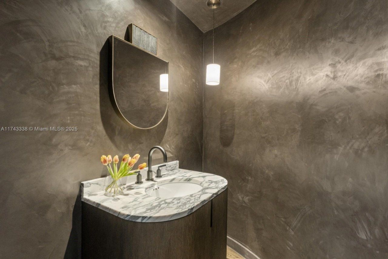 6655 Pinetree Ln, Miami Beach, FL 33141 Photo