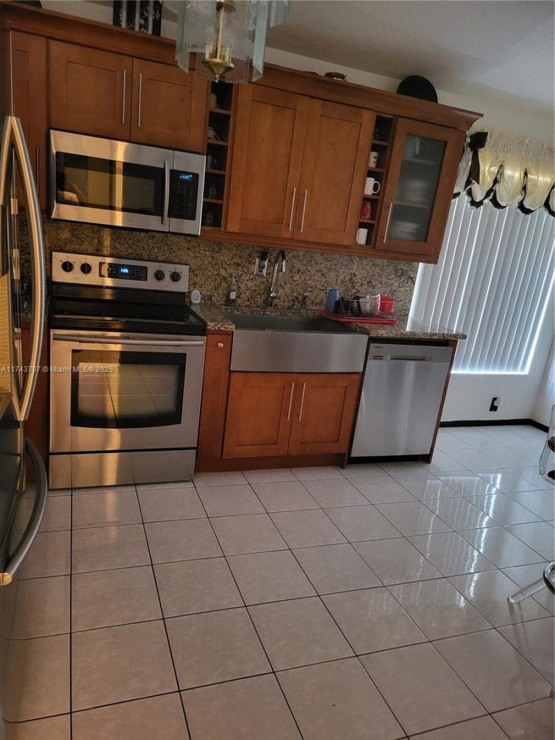 6771 NW 199th Ter, Hialeah, FL 33015 Photo