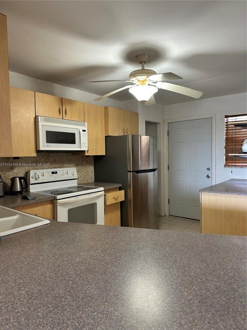 1750 NE 191st St, Unit 225-4, Miami, FL 33179 Photo