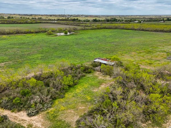 1001 S IH 35, Devine, TX 78016
