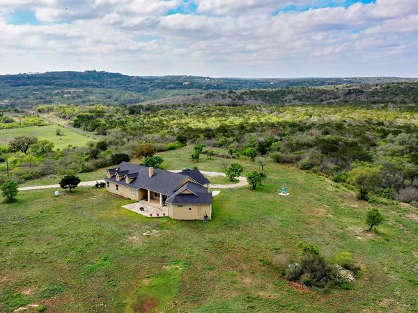 208 Private Road 378, Rio Medina, TX 78066